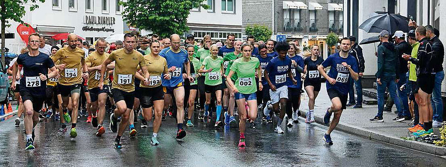 Trotz des regnerischen Wetters war jede Menge los beim 18. Wittgensteiner Firmenlauf in Bad Berleburg. 400 Läufer und Walker aus 134 Teams gingen insgesamt an den Start. (Foto: Nasser Trabulsi)  