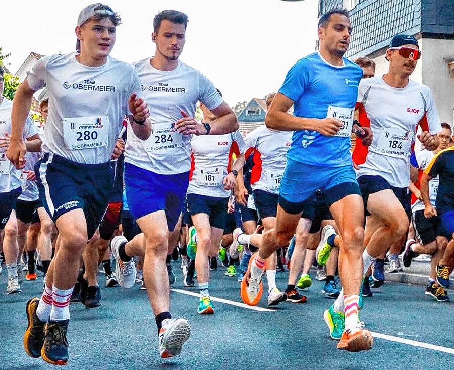 Der Wittgensteiner Firmenlauf zieht immer wieder zahlreiche Läufer, Sportler und Hobbysportler nach Bad Berleburg. Ungewöhnliche Kostüme sind ebenfalls mit von der Partie. (Foto: Veranstalter)  
