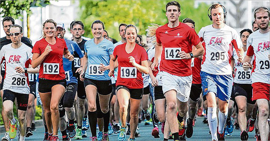 Mit Spaß dabei: Beim Wittgensteiner Firmenlauf geht es vor allem um die Freude am Sport. Dennoch treiben sich die Läufer gegenseitig immer wieder zu neuen persönlichen Bestleistungen. (SZ-Foto: Timo Karl)  