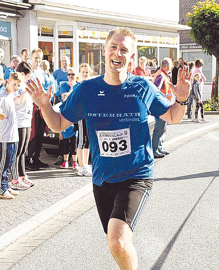 Geschafft! Auch Patrick Saßmann von der Firma Osterrath ließ sich im Ziel feiern. (SZ-Foto: Björn Weyand)  