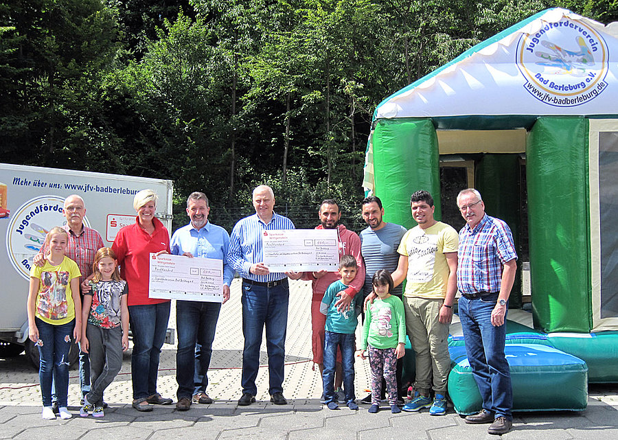 Von links nach rechts: Werner Wegener (Organisationsteam), Sandra Janson (Geschäftsführerin JFV Bad Berleburg), Bernd Fuhrmann (1. Vors. LG Wittgenstein), Gregor Wistehube (1. Vors. TCW Bad Berleburg), Dogan Calli (1. Vors. OKIZ), Maksut Gashi und Hatem  