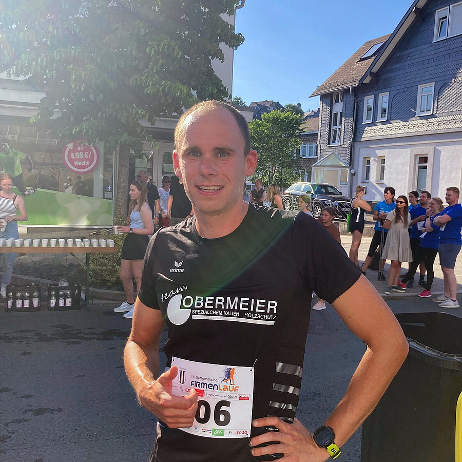 Schweißüberströmt, aber glücklich: Dominik Weise siegte im Männerwettbewerb des 16. Wittgensteiner Firmenlaufs. (SZ-Foto: Lars Lenneper)  