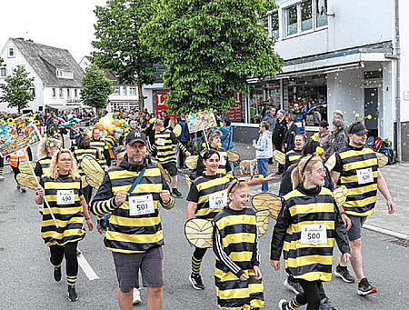 Ob Biene Maja oder Profi-Läufer: Die Vielfalt beim 20. Wittgensteiner Firmenlauf war groß. (Foto: Nasser Trabulsi)  