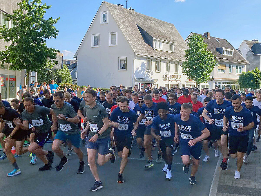 Massenstart bei hochsommerlichen Temperaturen: Pünktlich um 18.15 Uhr fiel der Startschuss auf der Poststraße – insgesamt 381 Teilnehmerinnen und Teilnehmer machten sich in vier Wettbewerben auf den Rundkurs mit einer Gesamtlänge von 4 Kilometern. (SZ-Foto: Lars Lenneper)  
