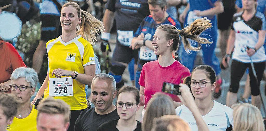 Der Spaß stand auch bei der 15. Auflage des Wittgensteiner Firmenlaufs im Fokus. Diese beiden Läuferinnen machten daher mustergültig vor, wie der Wettbewerb richtig funktioniert. (SZ-Foto: Timo Karl)  
