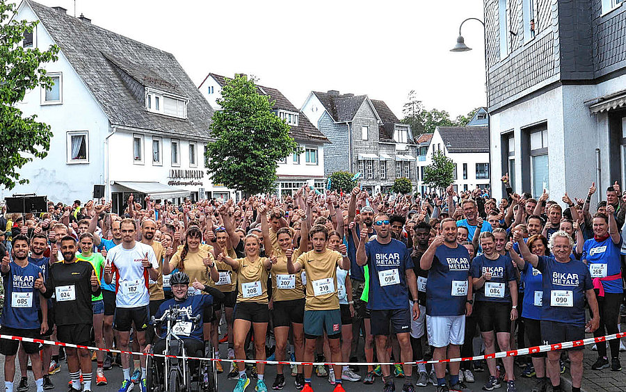 Daumen hoch für den 20. Wittgensteiner Firmenlauf in Bad Berleburg. Über 500 Teilnehmer waren mit dabei. (Foto: Nasser Trabulsi)  