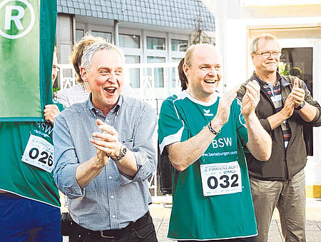 Wer nicht mitlief, der feuerte seine Kollegen eben vom Straßenrand aus an. Denn: Dabei sein ist auch beim Firmenlauf alles. (SZ-Foto: Björn Weyand)  