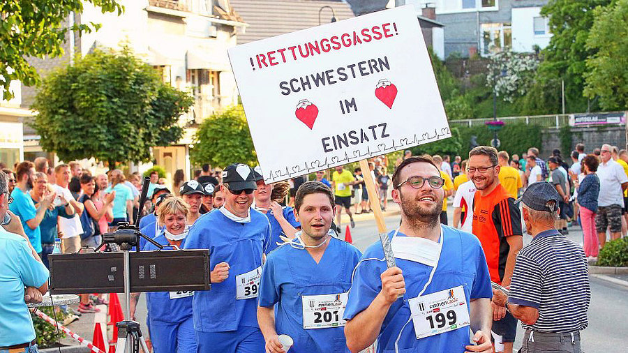 Die Vamed-Kliniken haben den auffälligsten Auftritt beim Wittgensteiner Firmenlauf und eine klare Botschaft. Aus der Klinik im Einsatz sind (von rechts) Arsen Ohanyan; Youssef Iddeh, Maik Duchardt und Miriam Dickel-Rath. (WP-Foto: Peter Kehrle)  