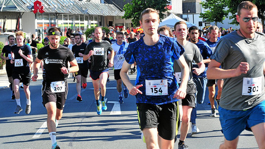 Massenstart in der Poststraße: 381 Läufer nehmen am 16. Firmenlauf in Bad Berleburg teil und drängen sich durch die Stadt. (WP-Foto: Yannik Lückel)  