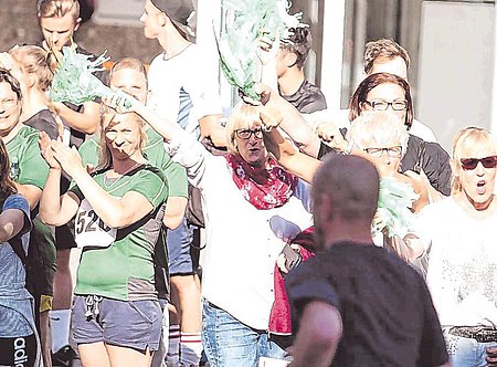 Unterstützung vom Streckenrand gab es für alle Läufer. Und das pushte zahlreiche Firmensportler auf ihrem Weg. (SZ-Foto: Timo Karl)  