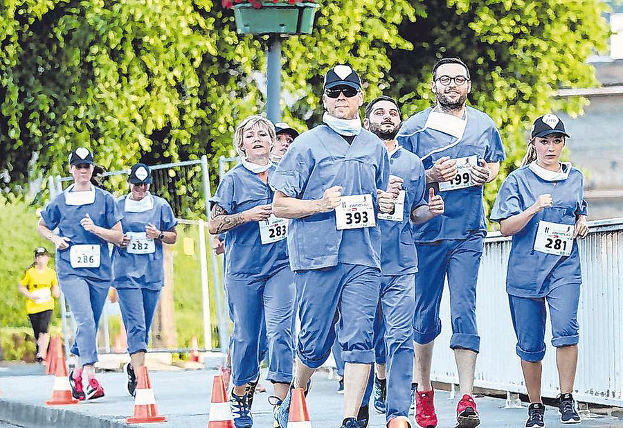 Das Team von Vamed sorgte für viel Freude bei den Zuschauern – mit ihren Verkleidungen waren sie ein Blickfang. (SZ-Foto: Timo Karl)  