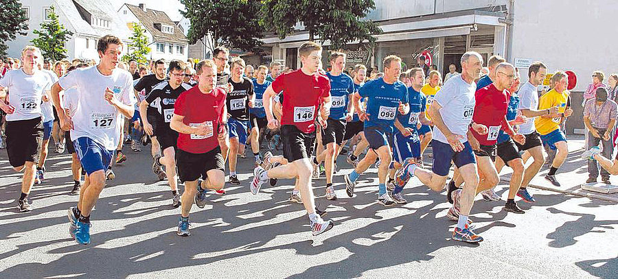 Auf geht’s! Zum zehnten Mal fand vorgestern Abend der Wittgensteiner Firmenlauf in Bad Berleburg statt. Hier geht es nicht nur um das gemeinsame Sporterlebnis und die gute Gesundheit, vielmehr fördert die Veranstaltung auch das Betriebsklima. (SZ-Foto:  