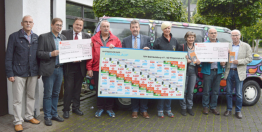 Von links nach rechts: Werner Wegener (Organisationsteam), Andreas Preisner (2. Vors. TCW Bad Berleburg), Holger Saßmannshausen (1. Vors. JFV Bad Berleburg), Michael Boer (Organisationsteam), Bernd Fuhrmann (1. Vors. LG Wittgenstein), Sandra Janson (JFV)  