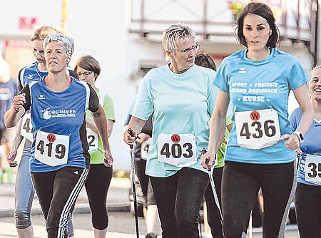 Zahlreiche Teilnehmer begaben sich mit – und ohne – Walkingstöcke auf den Rundkurs. (SZ-Foto: Timo Karl)  