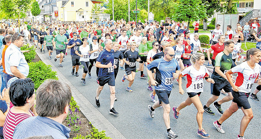 Beim Start des 14. Firmenlaufs in Bad Berleburg drängten sich die fast 414 Teilnehmer noch eng aneinander. Wenig später sah das Bild dann etwas anders aus. In allen Rennen setzte sich eine Spitzengruppe ab, die den Sieg schließlich unter sich ausmachte  