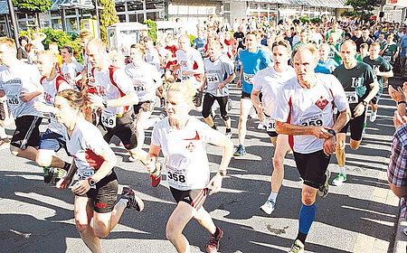 In das zweite Rennen gingen die Mixed-Teams und die Nordic-Walker. Mit 438 gemeldeten Startern erlebte der Firmenlauf den nächsten Teilnehmerrekord. (SZ-Foto: Björn Weyand)  