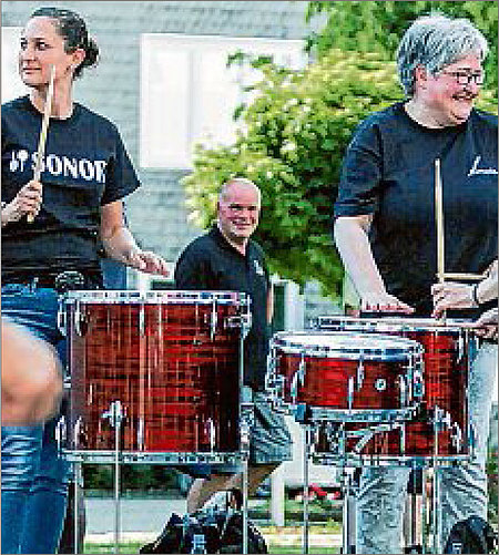 Für Stimmung an der Strecke sorgten diese Schlagzeuger. (SZ-Foto: Timo Karl)  