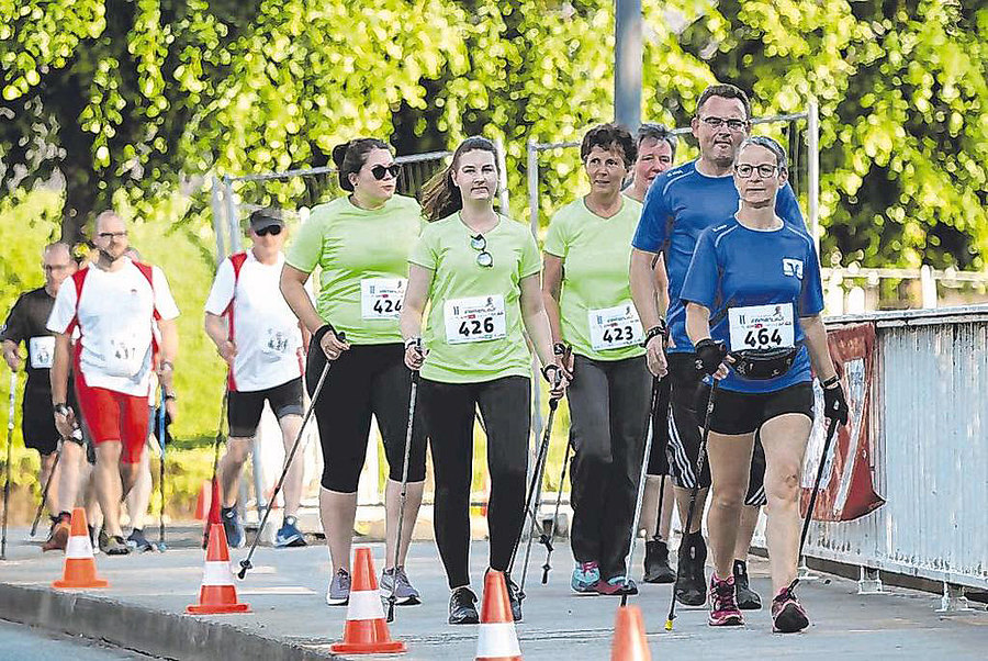 Neben den Läufern waren auch zahlreiche Walker auf der Strecke. (SZ-Foto: Timo Karl)  