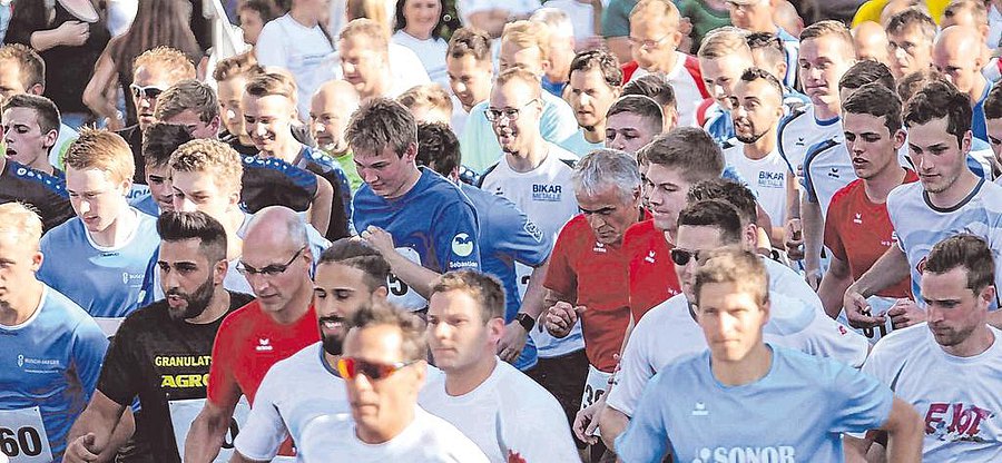 Über 450 Teilnehmer gingen bei der 13. Auflage des Wittgensteiner Firmenlaufs an den Start. Entsprechend dicht war das Läuferfeld – und entsprechend bunt ging es auf dem Rundkurs zu. (SZ-Foto: Timo Karl)  
