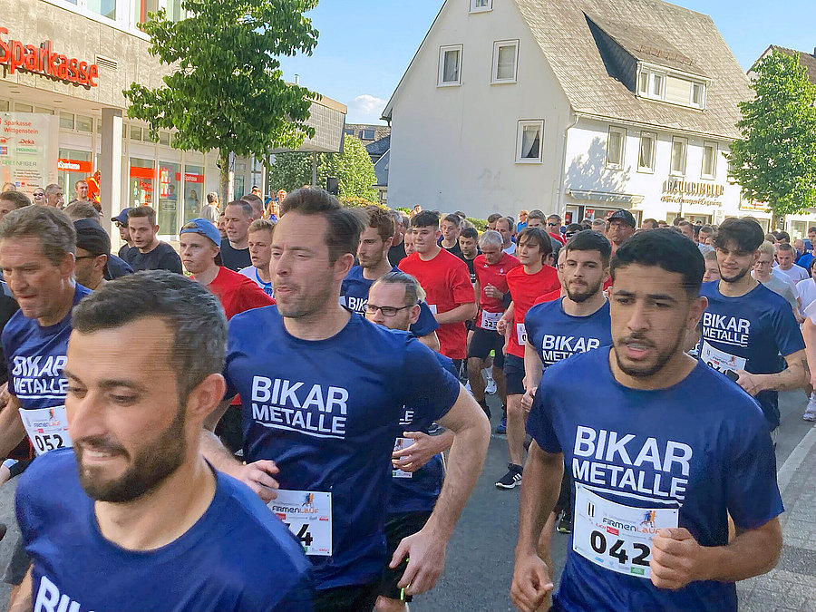 Massenstart bei hochsommerlichen Temperaturen: Pünktlich um 18.15 Uhr fiel der Startschuss auf der Poststraße – insgesamt 381 Teilnehmerinnen und Teilnehmer machten sich in vier Wettbewerben auf den Rundkurs mit einer Gesamtlänge von 4 Kilometern. (SZ-Foto: Lars Lenneper)  