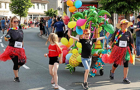 Die Teams waren auch vor dem Wittgensteiner Firmenlauf schon fleißig und bereiteten bunte Wagen und kreative Kostüme vor. (Foto: Nasser Trabulsi)  
