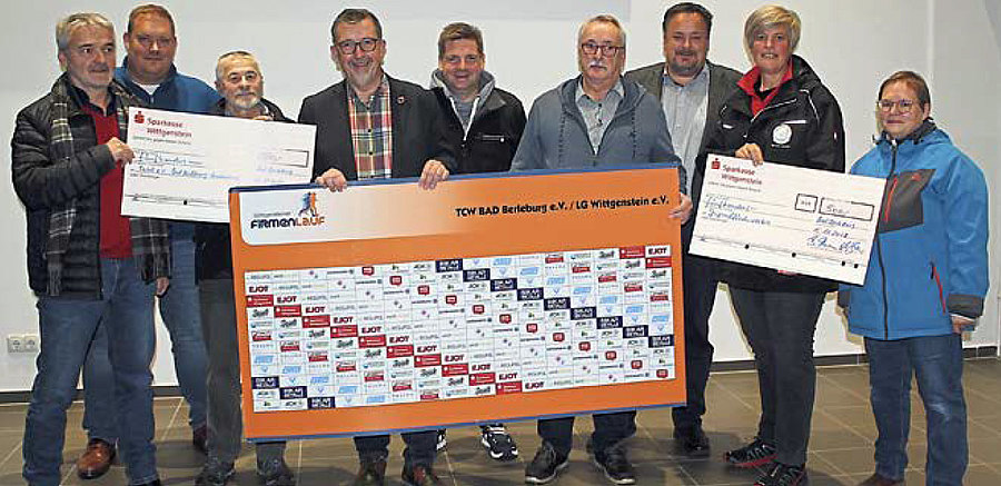 Gelungene Abrundung des Wittgensteiner Firmenlaufes 2022: Die Organisatoren von LG Wittgenstein und TCW Bad Berleburg unterstützen die Tafel und den Jugendförderverein mit jeweils 500 Euro. (SZ-Foto: Martin Völkel)  