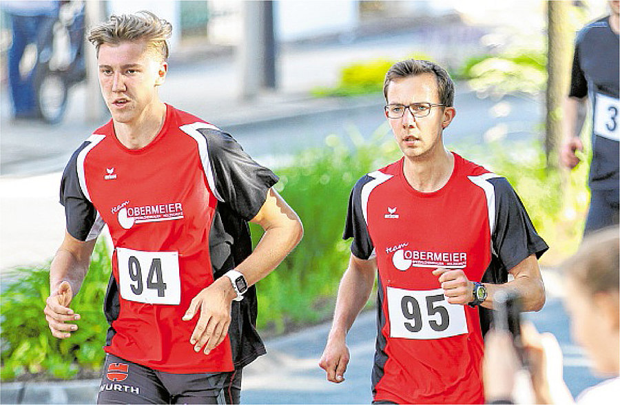Jan-Marten Dickel (r.) war hier noch mit Elias Homrighausen gleichauf. Wenig später setzte sich Dickel ab und lief auf den dritten Rang bei den Männern. (WP-Foto: Peter Kehrle)  